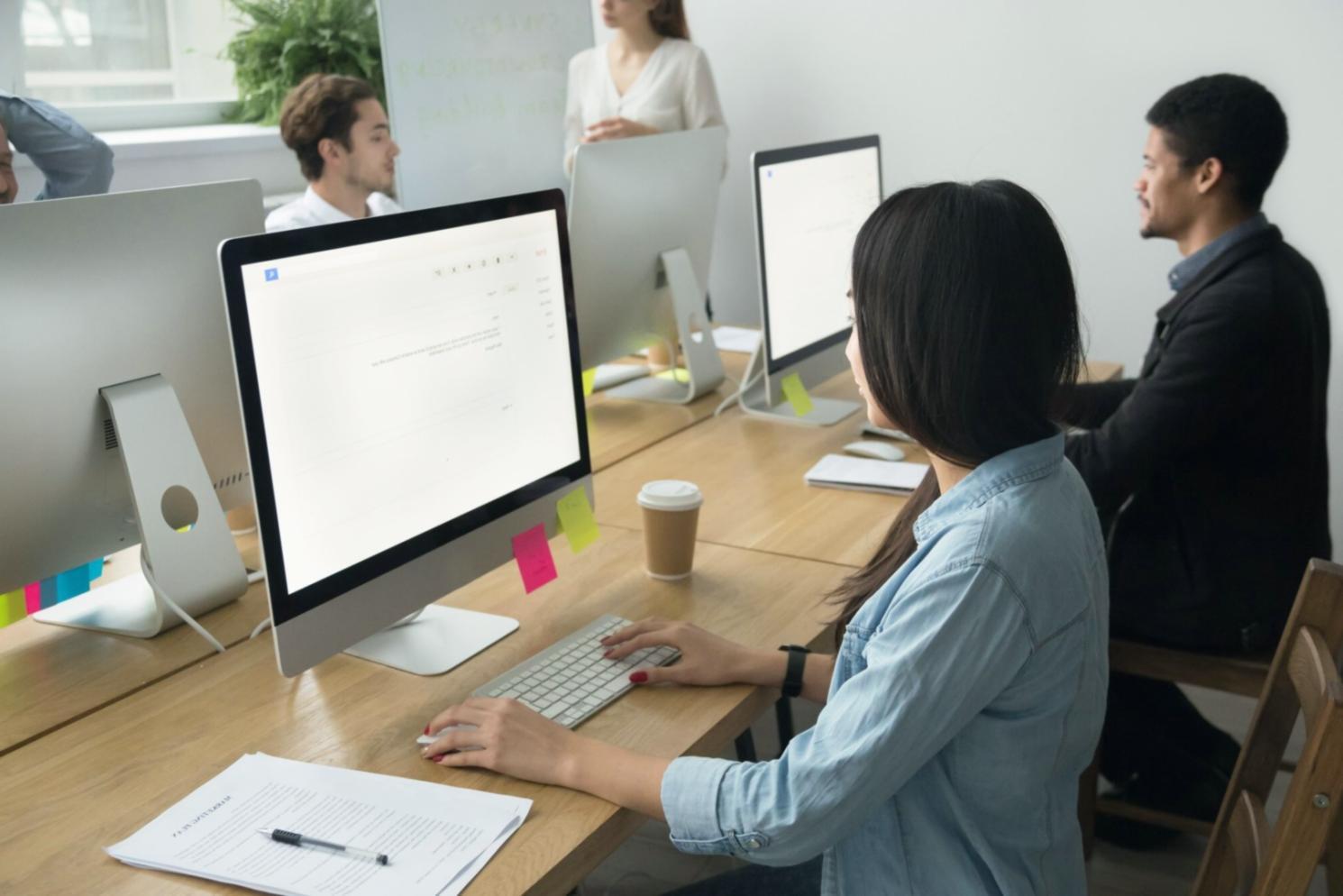 Laptop mit offenen Analytics-Tools und Notizen auf dem Schreibtisch